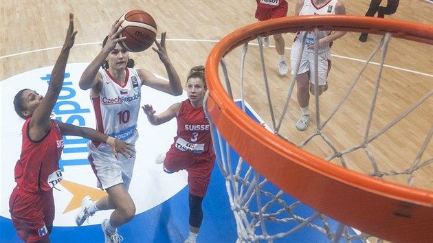 esk basketbalistka Veronika Vorkov zakonuje na vcarsk ko.
