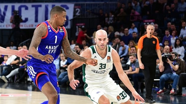 Ricky Ledo (vlevo) z Anadolu Efes Istanbul se pokou zastavit Nicka Calathese z Panathinaikosu Atny.