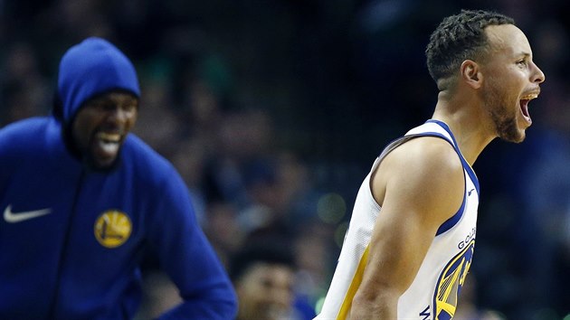 Stephen Curry z Golden State se raduje na hiti, jeho park Kevin Durant na lavice.