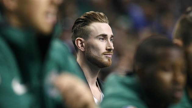 Gordon Hayward sleduje zpas s Golden State z prostoru bostonsk laviky.