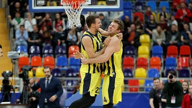 Nicolo Melli (vpravo) a Marko Guduri slav vhru  z Fenerbahce Istanbul nad CSKA Moskva.