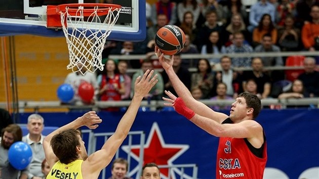 Viktor Chrjapa (vpravo) z CSKA Moskva don m do koe Fenerbahce pes Jana Veselho.