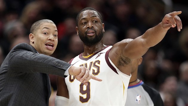 Tyronn Lue (vlevo), trenr Clevelandu, usmruje Dwyanea Wadea.