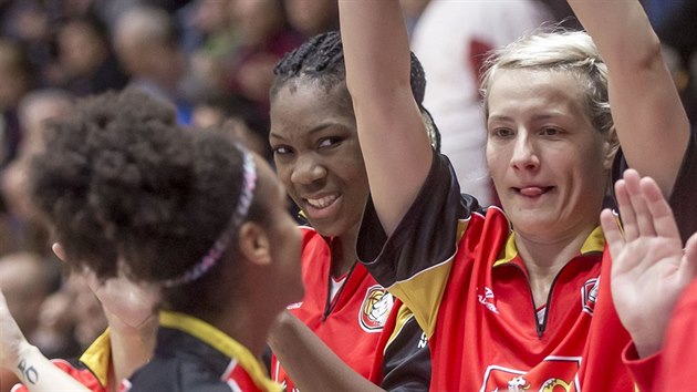 Krlovhradeck basketbalistky Pamela-Therese Effangov, Isnelle Natabou a Josipa Buraov (zleva)