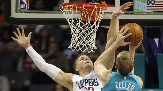 Cody Zeller (Vpravo) z Charlotte stl pes Blakea Griffina z LA Clippers.