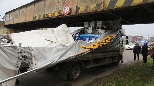 Poškozený nákladní vůz po nárazu do železničního mostu v Hradci Králové (15.11.2017).