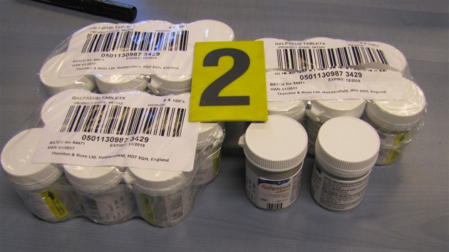 Celnci odhalili v taxku na Trutnovsku kurra s tabletami pro vrobu drog.