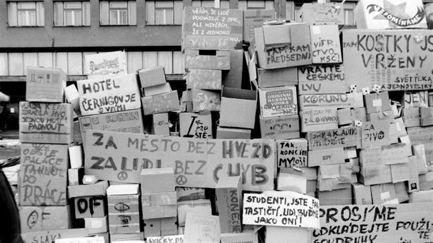 Hladová zeď z krabic v Hradci Králové v prosinci 1989.