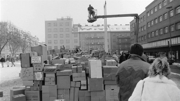 Stavba zdi z krabic v Hradci Králové (12. 12. 1989)