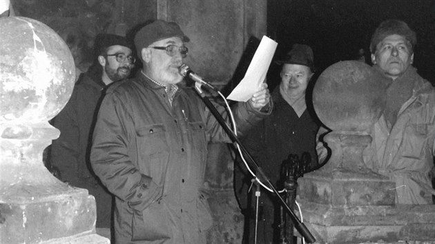 Josef Vágner hovoří na Velkém náměstí v Hradci Králové v listopadu 1989.