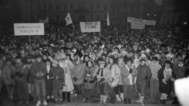 Demonstrace na Velkém náměstí v Hradci Králové v listopadu 1989.