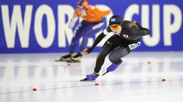 Japonsk rychlobruslaka Miho Takagiov (vpravo) na trati patnctistovky v nizozemskm Heerenveenu, vlevo je Nizozemka Ireen Wstov.