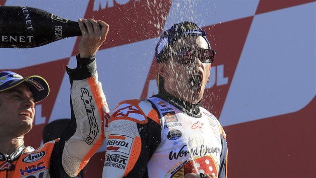 A U TO STK. Marc Mrquez (vpravo) slav titul ampiona MotoGP.