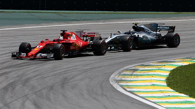 Valtteri Bottas (vpravo) a Sebastian Vettel na trati Velk ceny Brazlie formule 1.