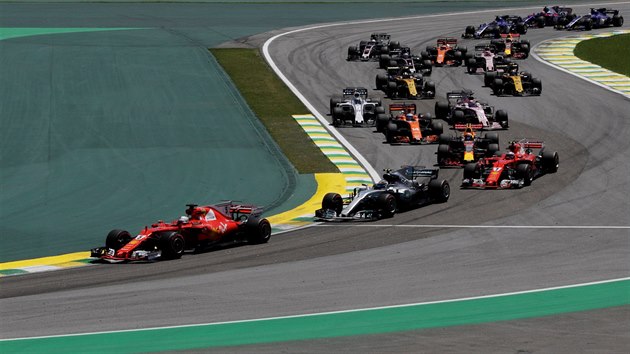 Sebastian Vettel (zcela vlevo) a za nm Valtteri Bottas  na trati Velk ceny Brazlie formule 1.