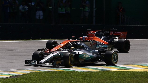 Lewis Hamilton (vpedu) a Fernando Alonso bhem Velk ceny Brazlie