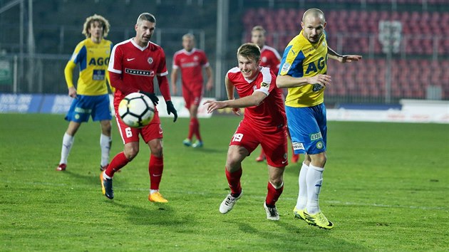 VICHNI ZA MEM. Momentka z prvoligovho duelu Brno (erven) vs. Teplice