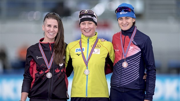 Martina Sáblíková (vpravo) slaví třetí místo na pětce ve Stavangeru, uprostřed je vítězná Claudia Pechsteinová, vlevo pak druhá Ivanie Blondinová.