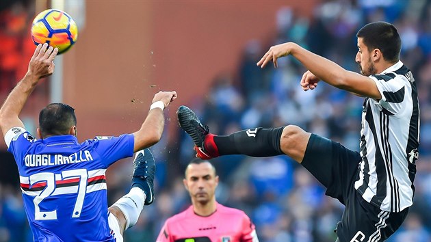 Fabio Quagliarella ze Sampdorie Janov (vlevo) a zlonk Juventusu Sami Khedira v souboji o m