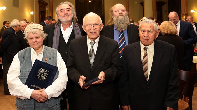 estn plakety hejtmana Plzeskho kraje za odvn obansk postoje 2017 obdreli Jiina Fuchsov, Stanislav mic, Ji Svtlk (pedn ada zleva), Vladimr Lbal a Miroslav Svoboda (zadn ada zleva). (16. 11. 2017)