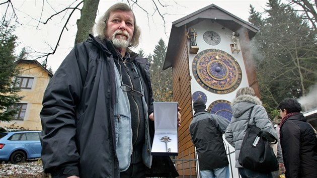 Autor umavského orloje Zdenk Landa dostal symbolický klí od vesnice Hojsova...