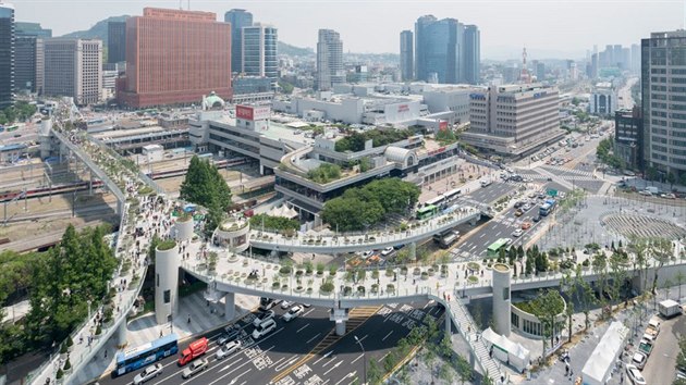 Kdysi to byl silni�ní viadukt. Te� se nad nádra�ím a ulicemi v jihokorejském...