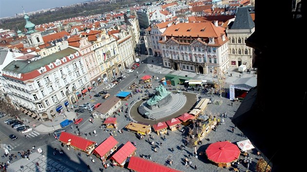 Praha, Staroměstské náměstí. Pomník mistra Jana Husa od Ladislava Šalouna stojí uprostřed náměstí. 