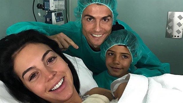 Cristiano Ronaldo, jeho syn Cristiano junior, fotbalistova přítelkyně Georgina Rodriguezová a jejich dcera Alana Martina v porodnici (12. listopadu 2017)
