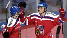 Luká� Radil (vpravo) a Jakub Klepi� oslavují branku v utkání se �výcarskem.