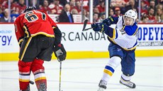 AU. Vladimir Tarasenko ze St. Louis trefuje pukem Michaela Frolíka z Calgary.