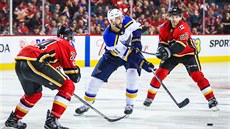 Robert Bortuzzo ze St. Louis p�ihrává puk, situaci mu znep�íjem�uje Jaromír...