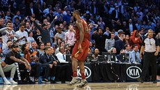 Hvzda Clevelandu LeBron James si uívá radost spolen s fanouky.