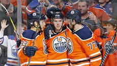 Hrái Edmontonu slaví gól. Zleva: Matt Benning, Connor McDavid a Oscar Klefbom.