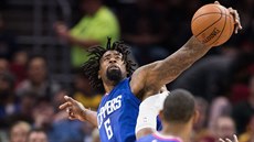 DeAndre Jordan z LA Clippers stahuje odraený mí.