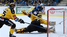Michal Vondrka (vpravo) z Chomutova nep�ekonal Michaela Petráska v brance...