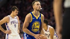 Stephen Curry z Golden State se soustedí na estku.