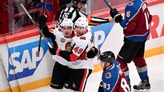 Chris DiDomenico z Ottawy (49) slaví se spoluhrá�em Jean-Gabrielem Pageauem gól...