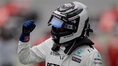 Valtteri Bottas slaví vítzství v kvalifikaci Velké ceny Brazílie formule 1