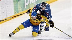 Fin Jani Lajunen (v modrém) atakuje Švéda Rasmuse Dahlina.