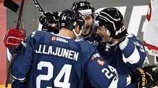 Hráči Finska se radují z gólu proti týmu Kanady.