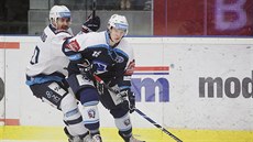 Plzeňský útočník Dominik Kubalík (v modrém) ujíždí Brettu Flemmingovi z...