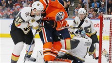 Vegaský branká� Dylan Ferguson padá na led po kontaktu s edmontonským úto�níkem...