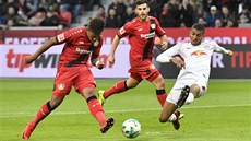 Leon Bailey (vlevo) stílí gól Leverkusenu do sít Lipska.