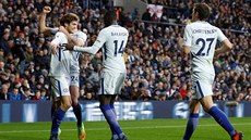 Fotbalisté Chelsea slaví gól do sít West Bromwiche.