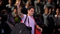 DKUJI. výcar Roger Federer opoutí londýnský dvorec po poráce od Davida...