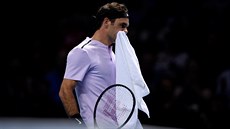 NEDAŘÍ SE. Roger Federer během semifinále Turnaje mistrů proti Davidu Goffinovi.