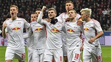 Fotbalisté Lipska v houfu slaví gól proti Leverkusenu.