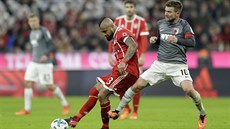 Arturo Vidal z Bayernu (vlevo) pihrává ped dotírajícím Danielem Baierem z...