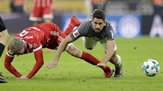 TE POLEZEME PO TYECH. Rani Khedira z Augsburgu (vpravo) i Robert Lewandowski...