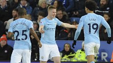 Kevin De Bruyne z Manchesteru City (uprosted) slaví se spoluhrái braku.